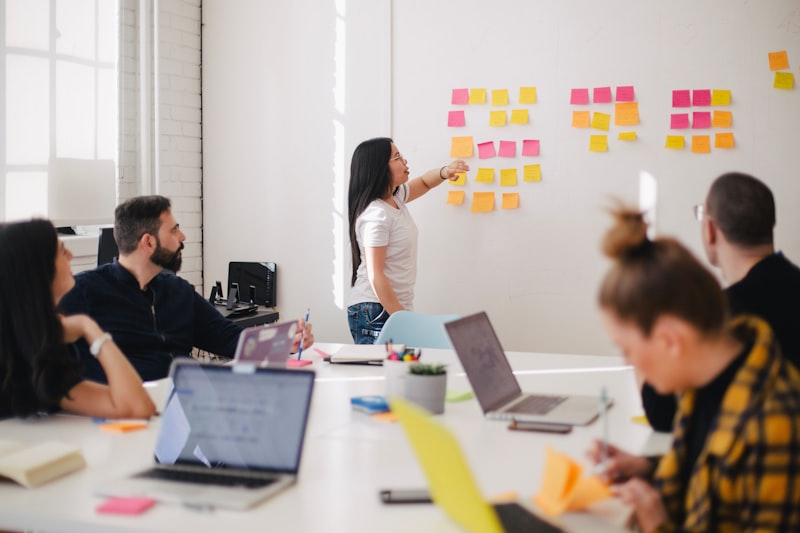 Comment choisir la meilleure agence de génération de leads BtoC en 2026 Réunion d'équipe marketing dans une agence digitale – choisir son agence de leads BtoC