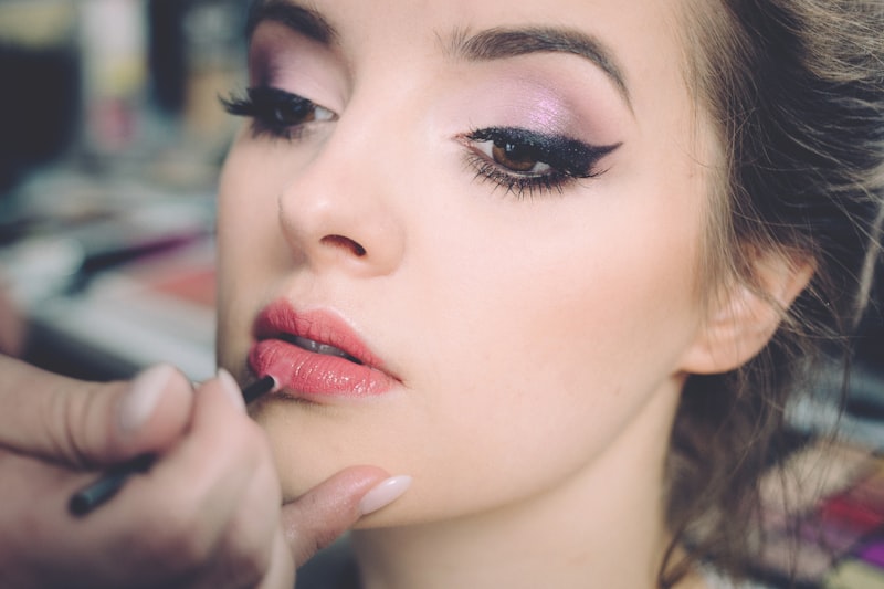 Coût par lead beauté en France : CPL moyen et optimisation 2026 Femme recevant un soin esthétique professionnel – coût par lead beauté en France