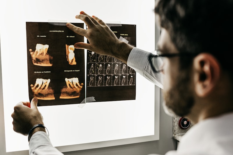 Dentiste examinant un patient – coût par lead dentaire en France