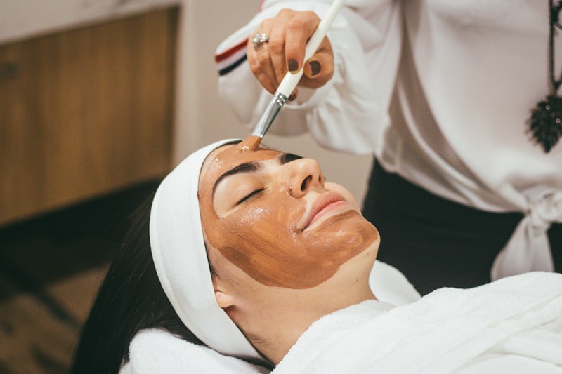 Soin esthétique du visage en institut de beauté professionnel